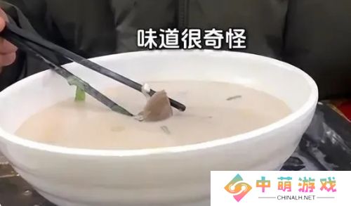 打假网红B太质疑菏泽羊肉汤“太白”，喝完当晚就进医院，本地人不淡定了